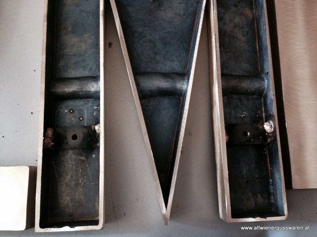 Rückseite des großen Fassadenbuchstaben M aus Messingguss Rückseite des großen Fassadenbuchstaben M aus Messingguss