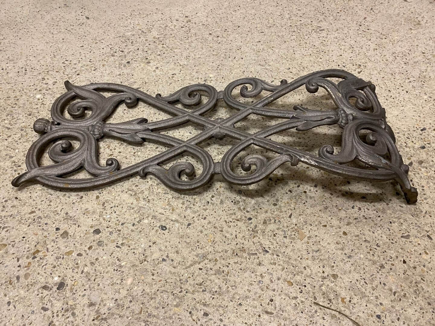 Reproduktion eines gebogenen Geländerteils aus Gusseisen Reproduktion eines gebogenen Geländerteils aus Gusseisen