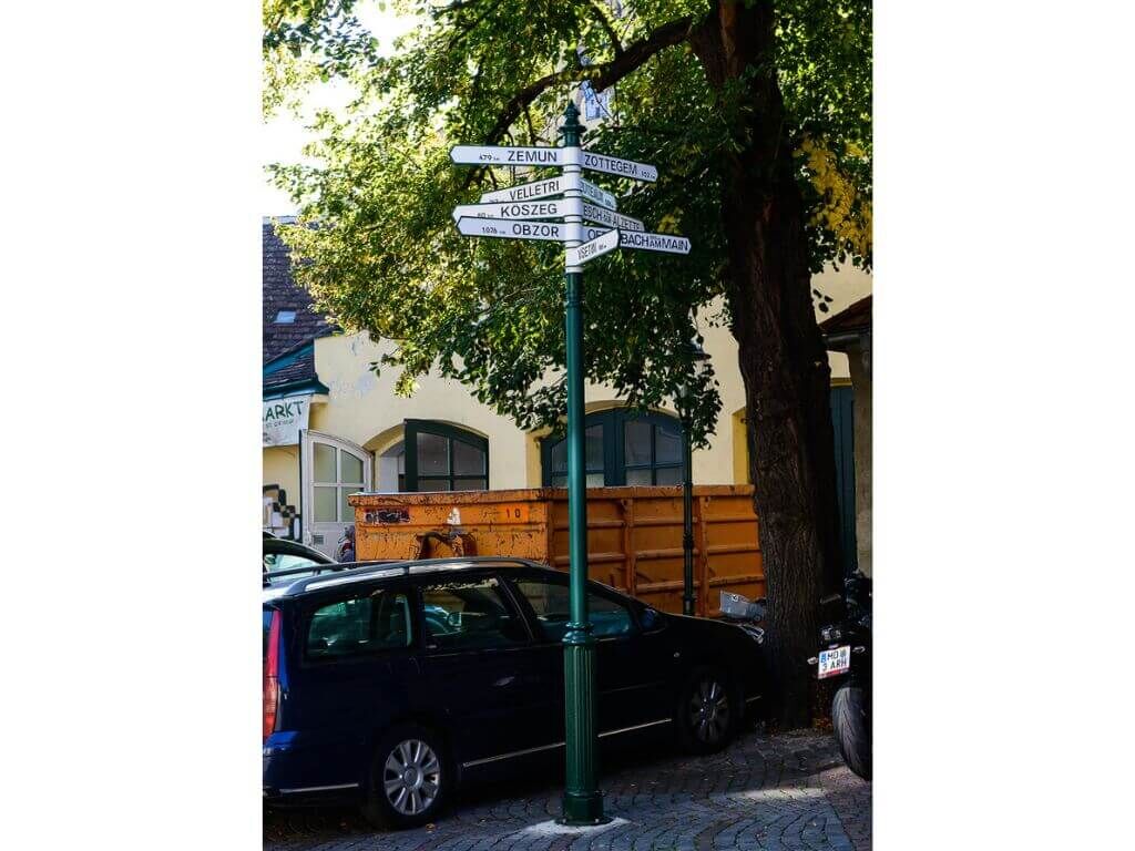 jumelage-wegweiser-aluminiumguss-moedling-drab1