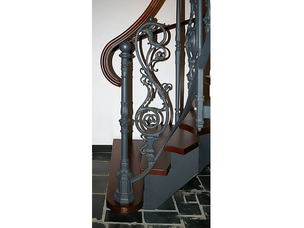 Anfangssteher des Galeriegelaneders aus Gusseisen Anfangssteher des Galeriegelaneders aus Gusseisen