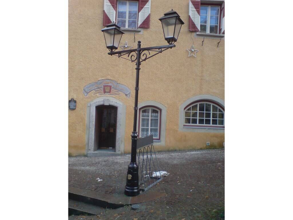Strassenlaterne mit zwei Aufsatzlaternen Strassenlaterne mit zwei Aufsatzlaternen