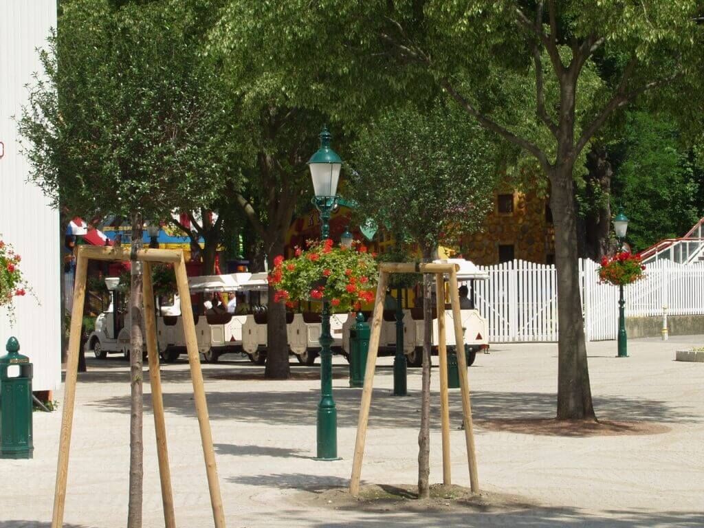 strassenlaternen-standlaternen-historisch-mistkuebel-gruen-prater-drab-8745