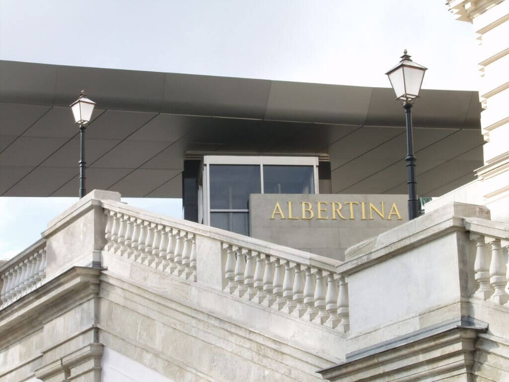 Viereckige Strassenlaternen am Stiegenaufgang zur Albertina