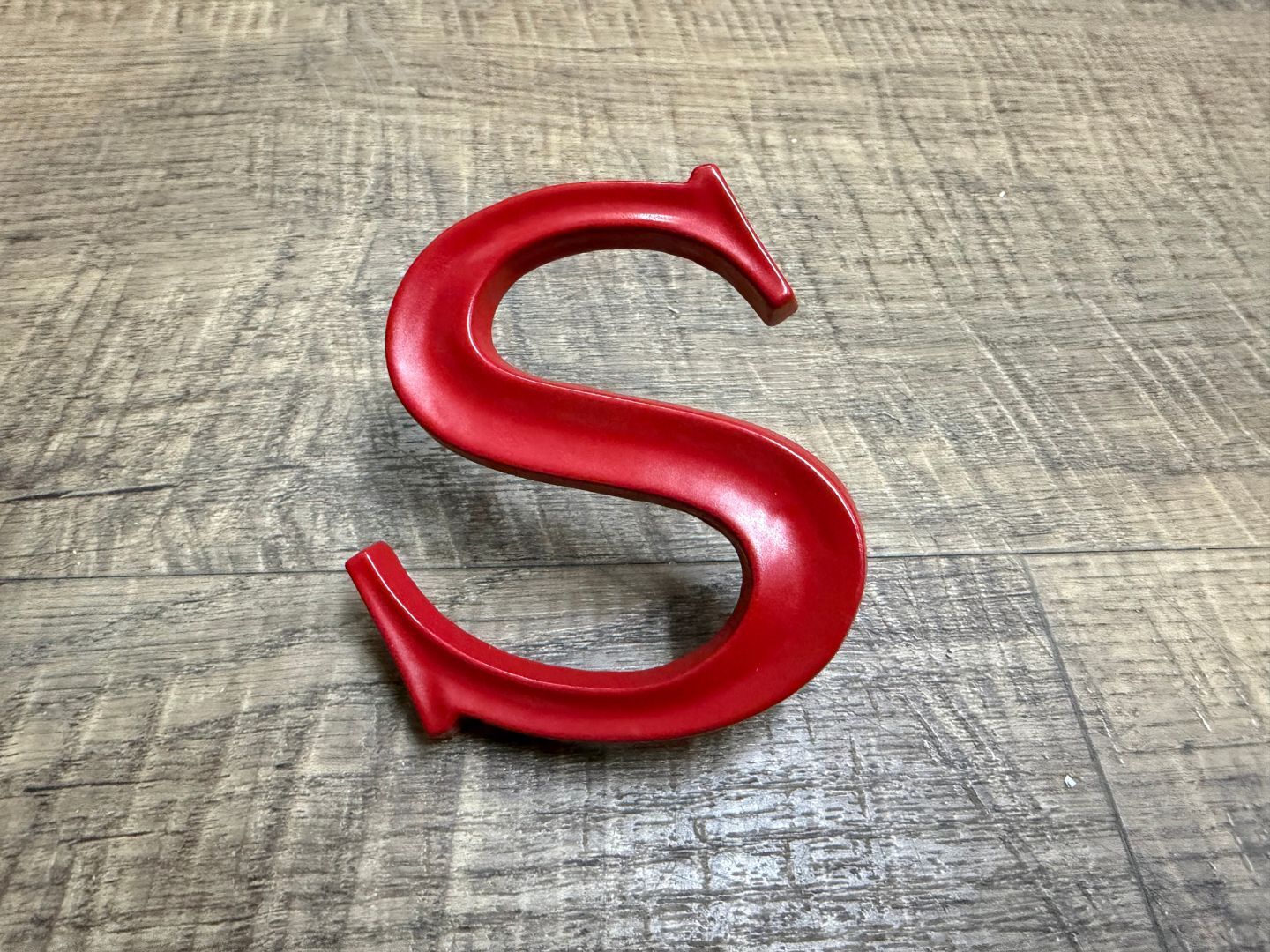 Reproduktion rote Aluminiumguss-Fassadenbeschriftung - Stadt Wien / Wiener Wohnen