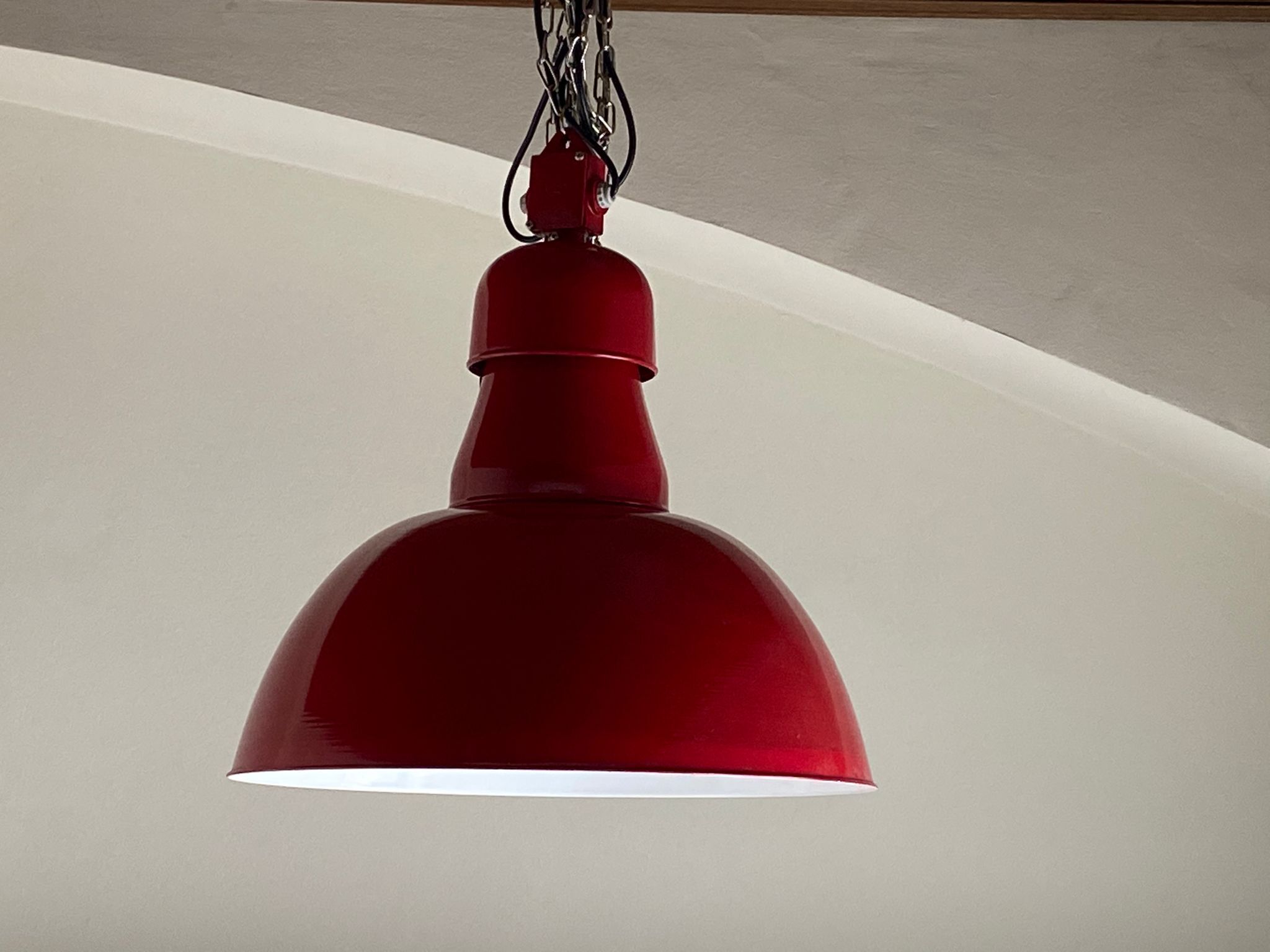 haengeleuchte-fabrikleuchte-klagenfurt-rot-2 Fabrikleuchte Klagenfurt Typ I - Karminrot - mit Kette und schwarzem PVC-Kabel