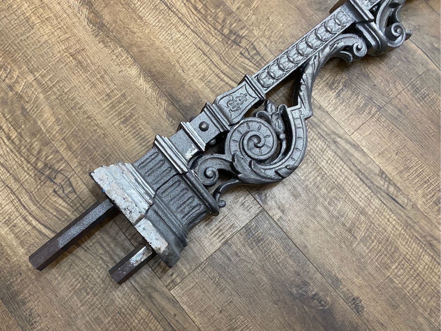 Detailaufnahme des unteren Teils des Geländerstehers geflügeltem Löwe aus Gusseisen Detailaufnahme des unteren Teils des Geländerstehers geflügeltem Löwe aus Gusseisen