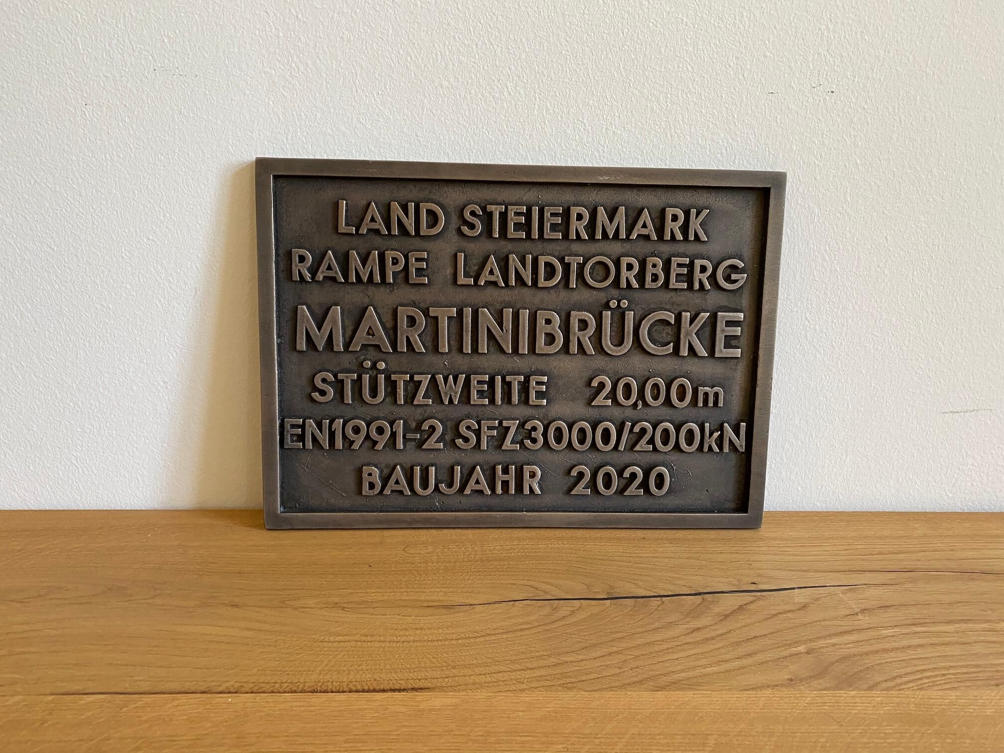 Brückentafel aus Aluminium- und Bronzeguss - eigener Text