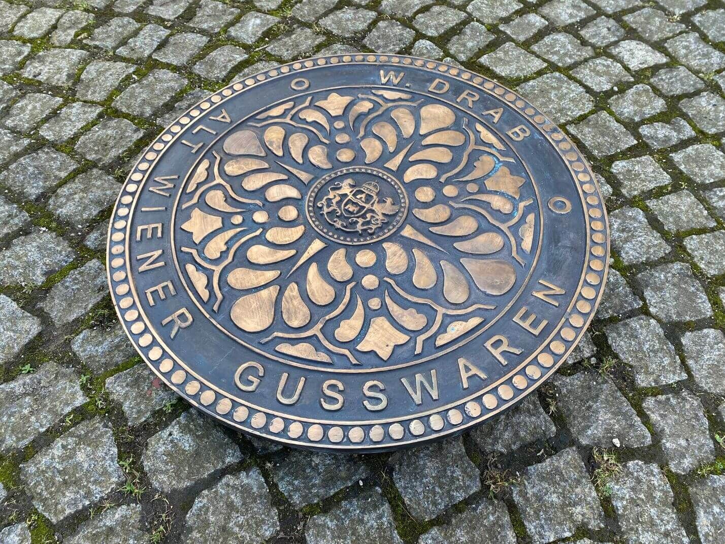 Bodeneinlegeplatte Florale aus Bronzeguss Bodeneinlegeplatte Florale aus Bronzeguss