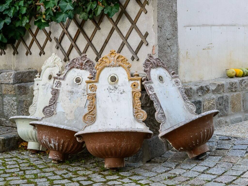 Historische Bassena aus Gusseisen in noch unrestauriertem Zustand Historische Bassena aus Gusseisen in noch unrestauriertem Zustand