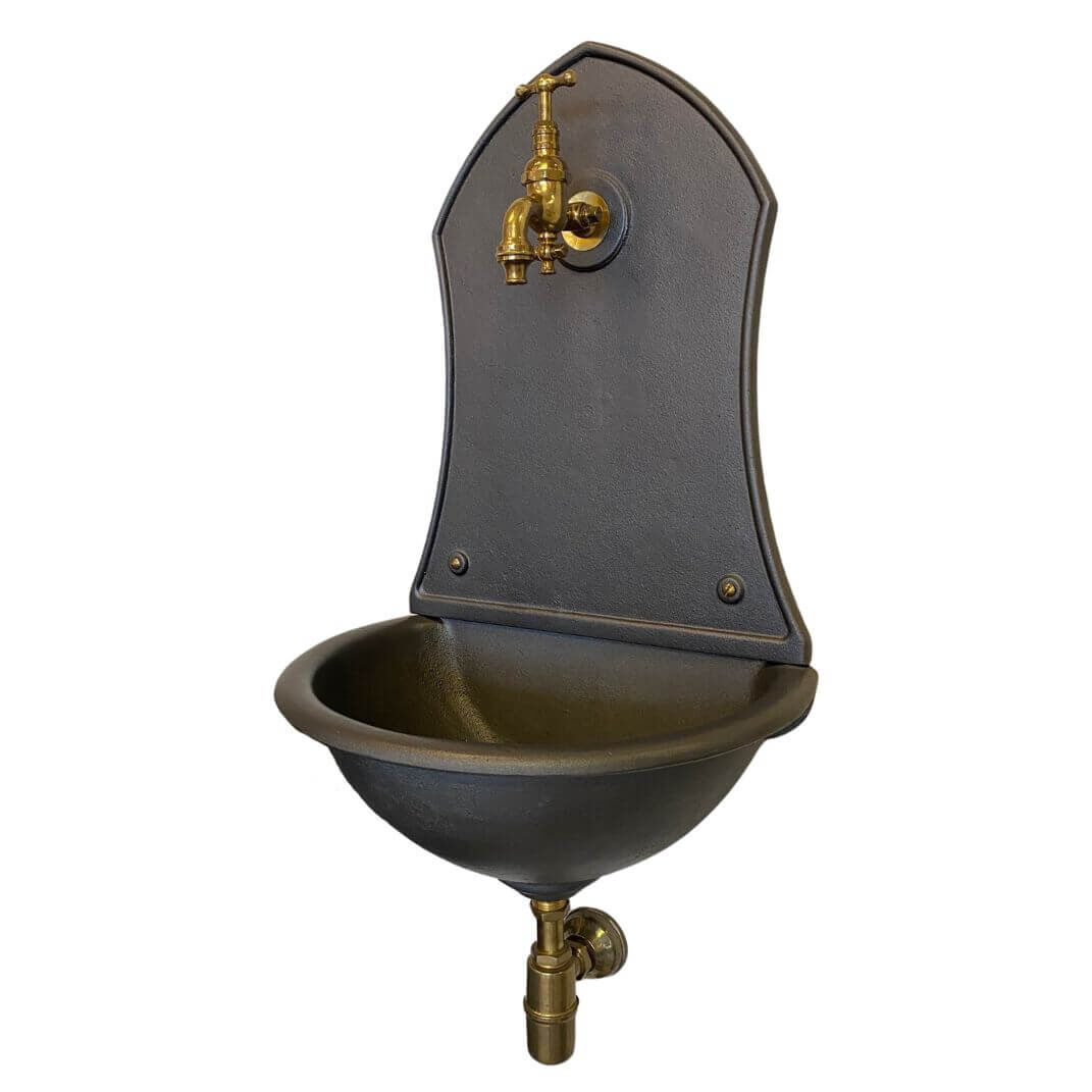 Seitenansicht der schlichten Bassena 10130g aus Gusseisen mit Siphon und Wasserhahn "Frankfurter" aus Messing Seitenansicht der schlichten Bassena 10130g aus Gusseisen mit Siphon und Wasserhahn "Frankfurter" aus Messing