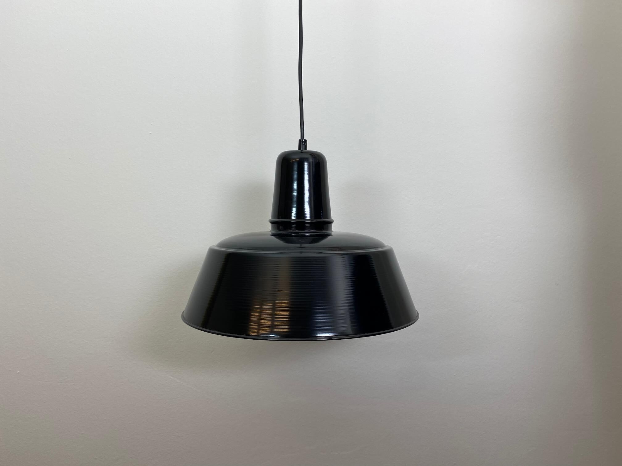 Fabrikleuchte Sievering mit schwarzem PVC-Kabel im Industriestil