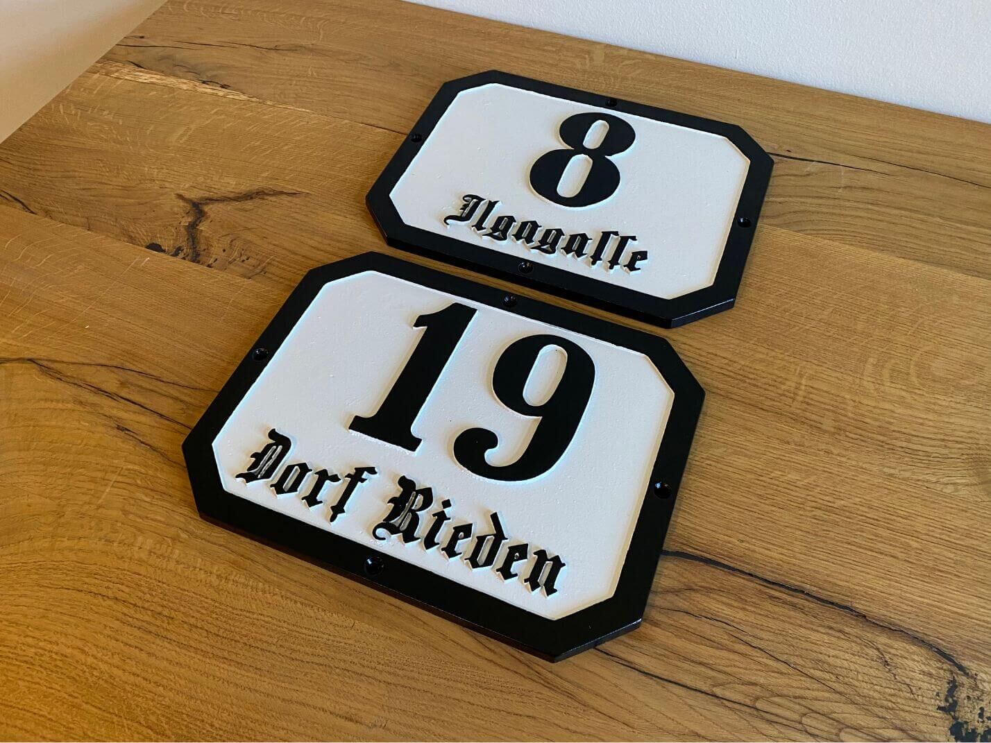 Nostalgisches Hausnummernschild aus Aluminiumguss mit schwarzer Umrandung und schwarzer Schrift Nostalgisches Hausnummernschild aus Aluminiumguss mit schwarzer Umrandung und schwarzer Schrift