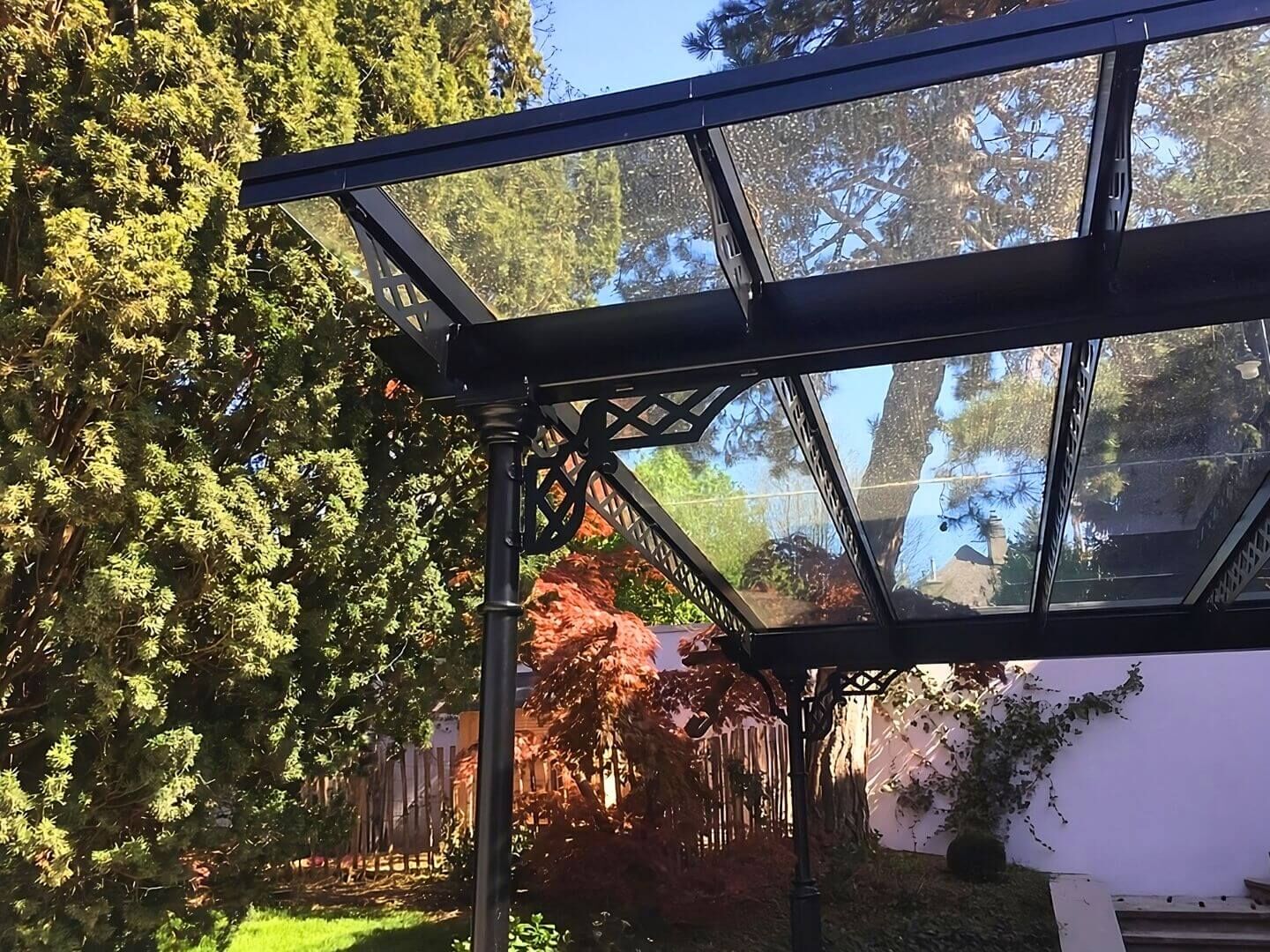 Stilvolles Carport aus Metall mit Glasdach Stilvolles Carport aus Metall mit Glasdach