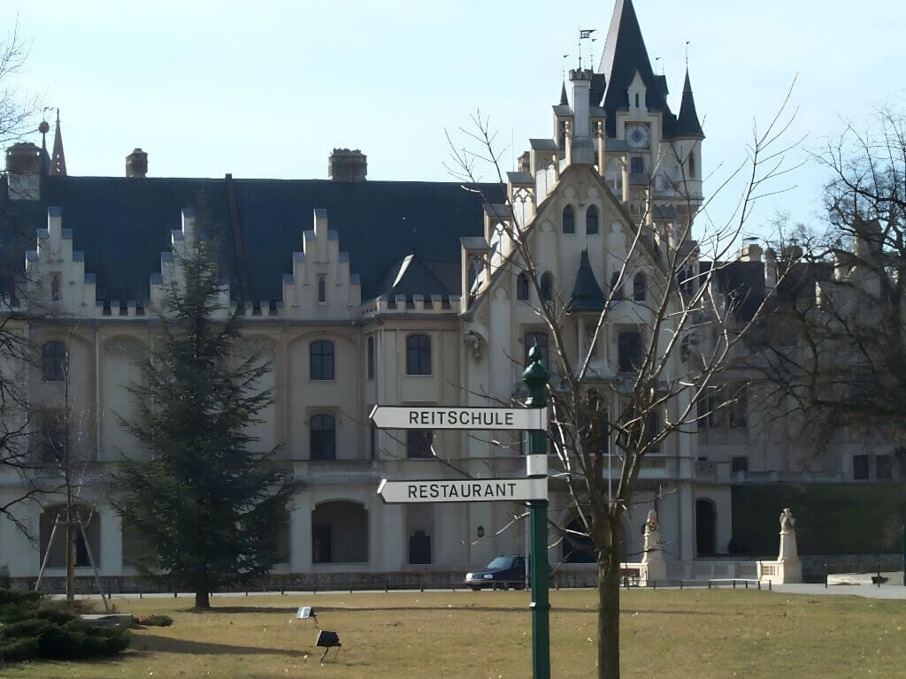 eleganter Hinweiszeiger fuer das Schloss Grafenegg