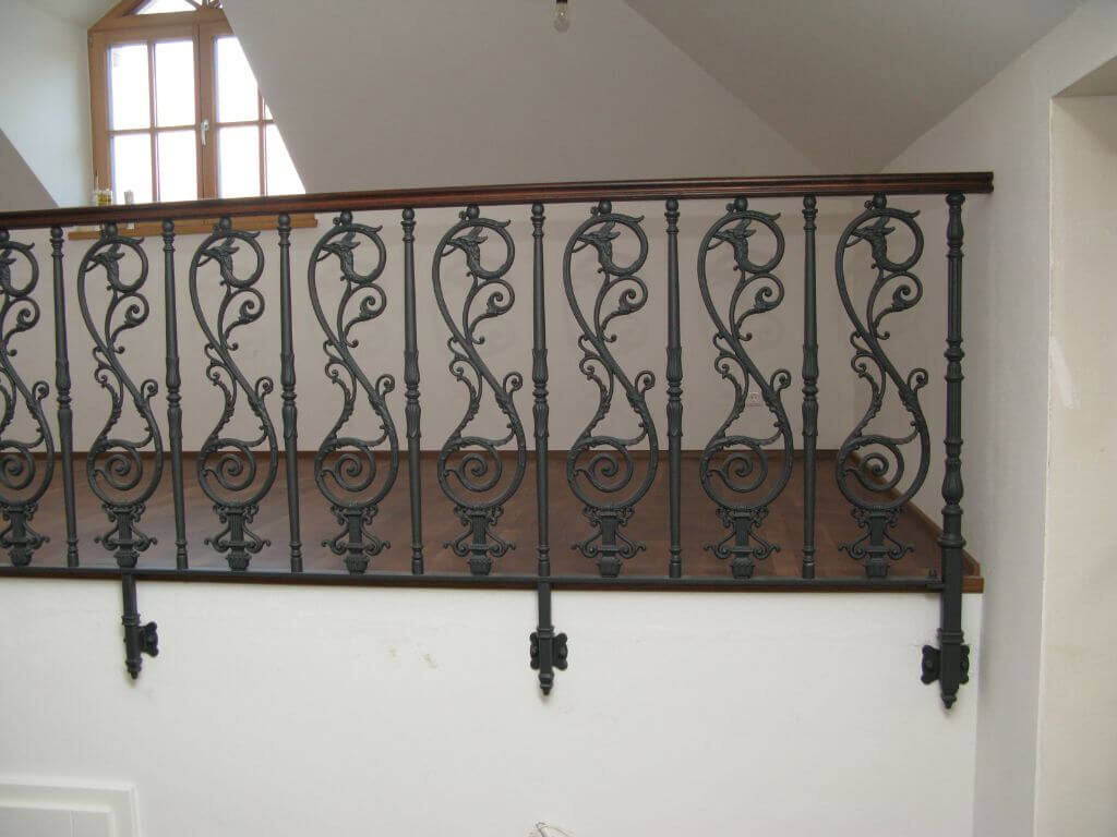 Klassisches Galeriegelaender aus Gusseisen Klassisches Galeriegelaender aus Gusseisen