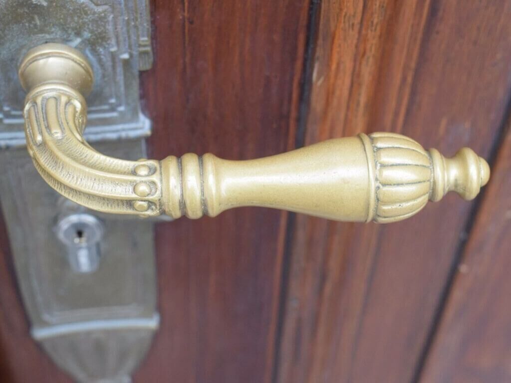 Nachguss eines Tuerdruckers aus Messing für die Wiener Hofburg Nachguss eines Tuerdruckers aus Messing für die Wiener Hofburg