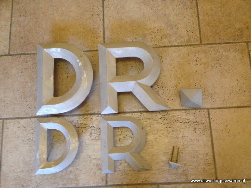 Abguss von Buchstaben in Aluminium Abguss von Buchstaben in Aluminium