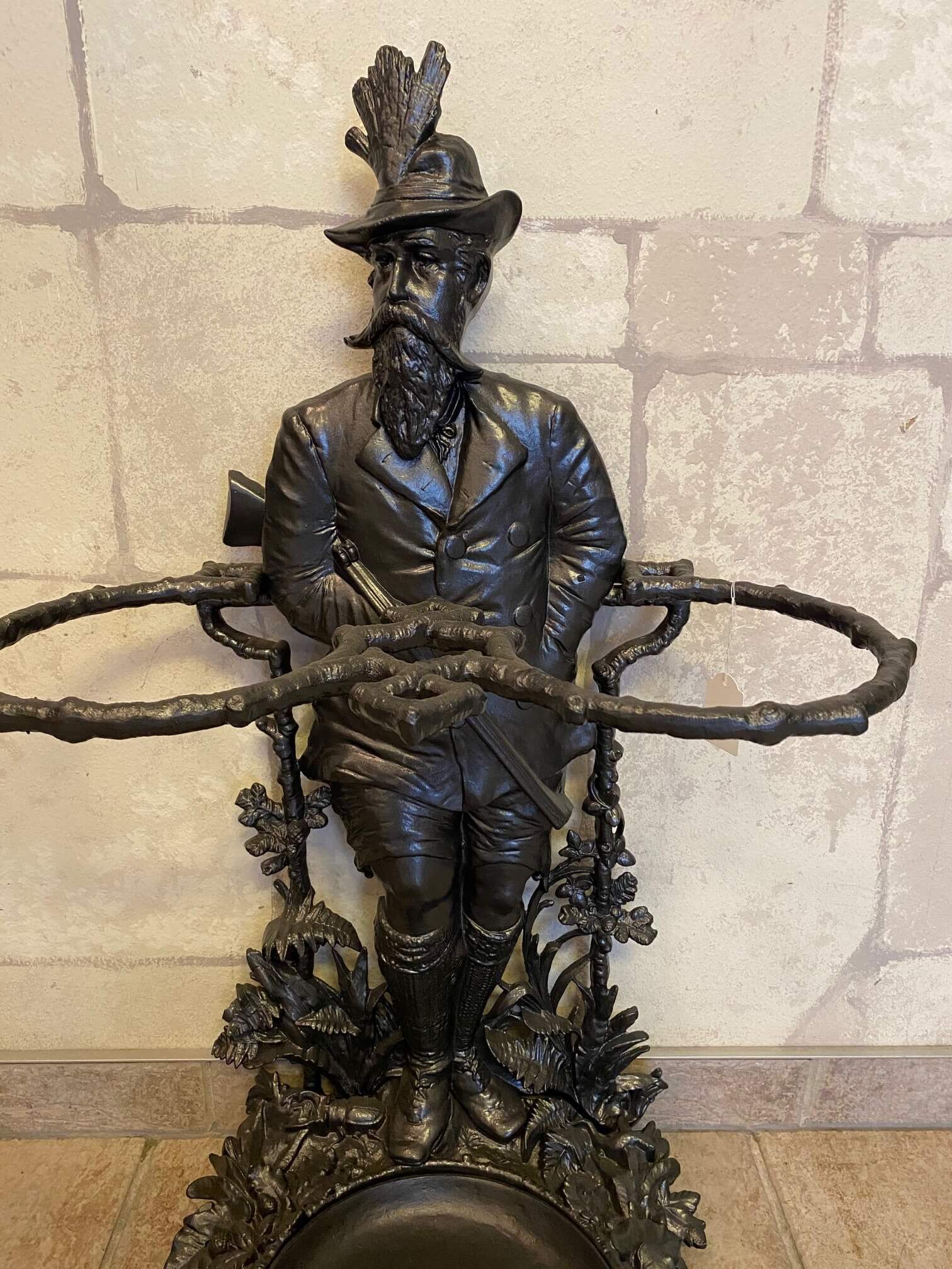 schirmstaender-gusseisen-jaeger-franz-2 Frontansicht Schirmständer Jäger Franz