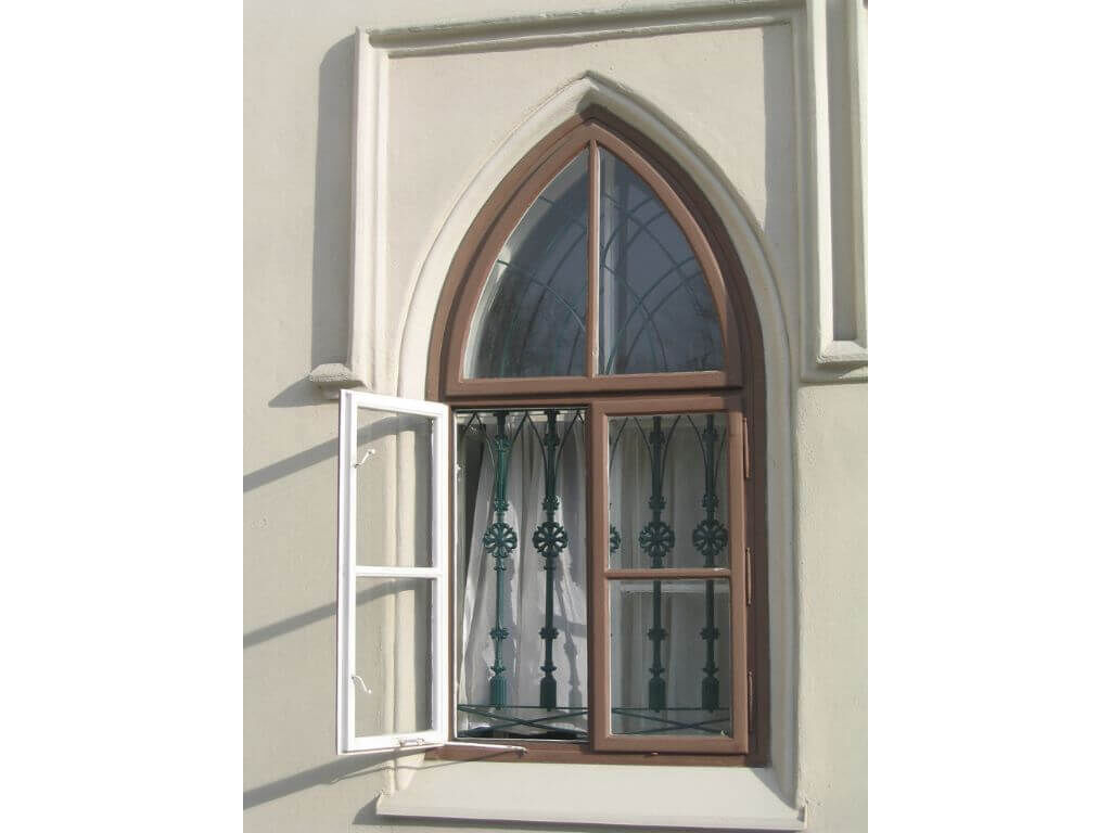 Französisches Fenstergitter aus Gusseisen im historischen Stil Französisches Fenstergitter aus Gusseisen im historischen Stil