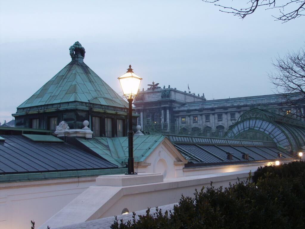 Historische Standlaterne der Albertina bei Nacht Historische Standlaterne der Albertina bei Nacht