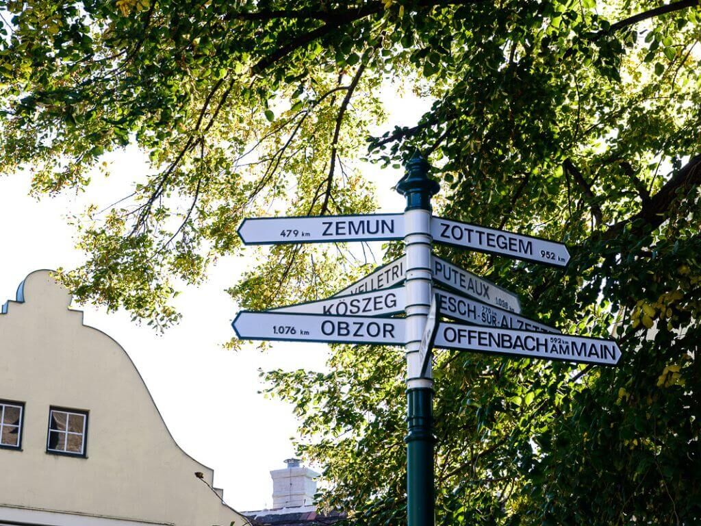 Nostalgischer Hinweiszeiger aus Aluminiumguss Nostalgischer Hinweiszeiger aus Aluminiumguss