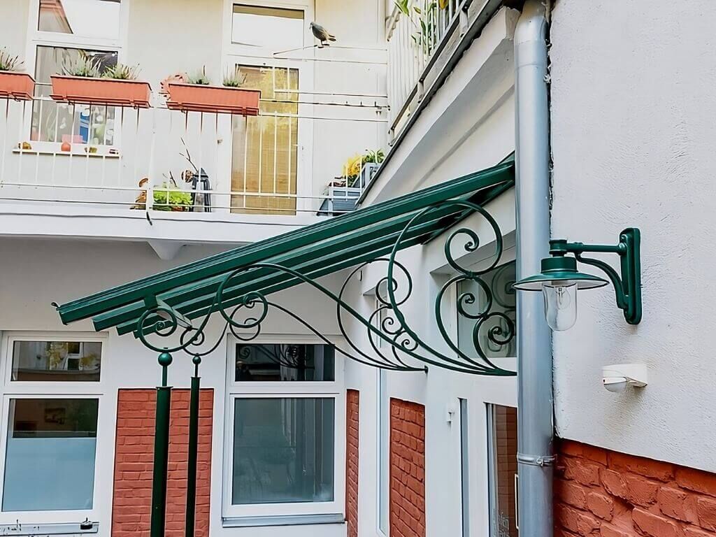 stilvolles Vordach aus Schmiedeeisen mit Glasdach stilvolles Vordach aus Schmiedeeisen mit Glasdach