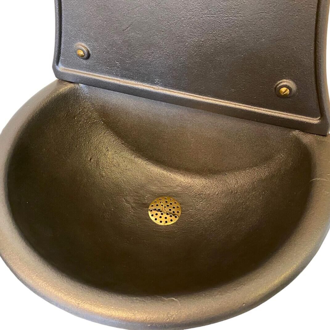 Innenansicht des Beckens aus Gusseisen Innenansicht des Beckens aus Gusseisen