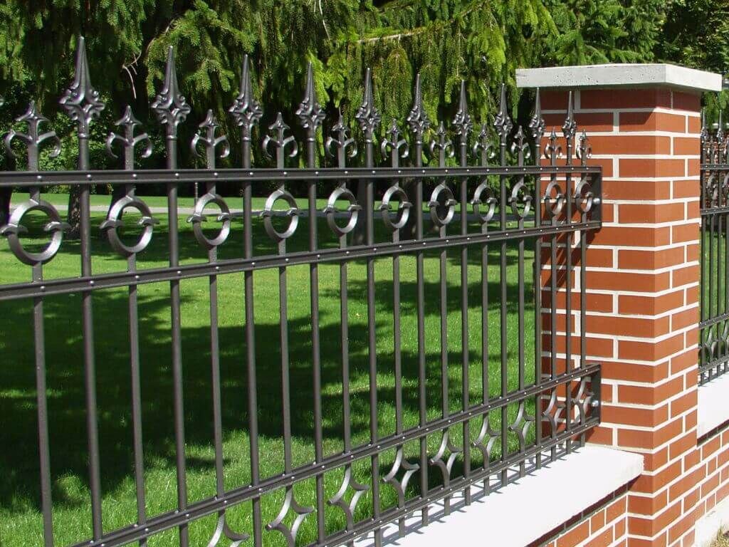 Detailaufnahme des historischen Zauns aus Gusseisen Detailaufnahme des historischen Zauns aus Gusseisen