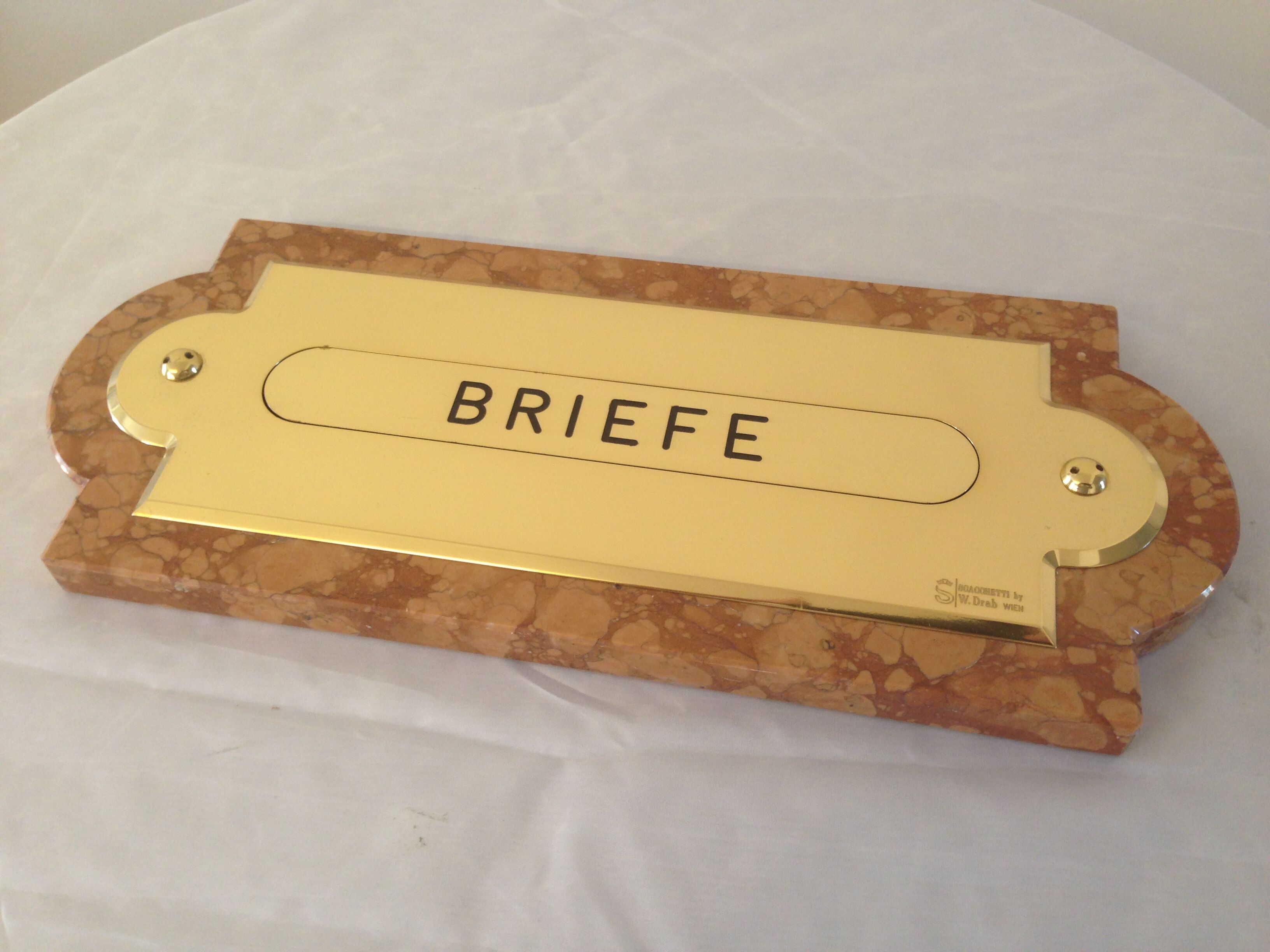 IMG_6185 Briefeinwurfplatte aus Messing mit Marmorrahmen Vorderseite