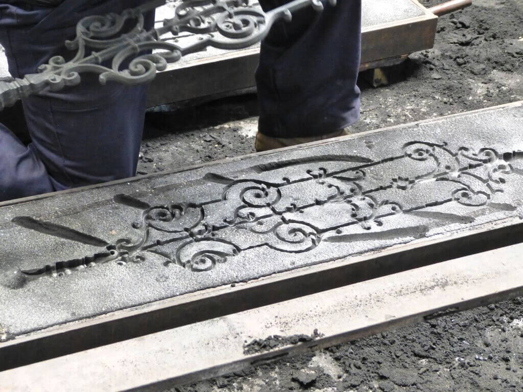 Reproduktion historischer Geländer: Entfernen des Geländerteils aus der Sandform