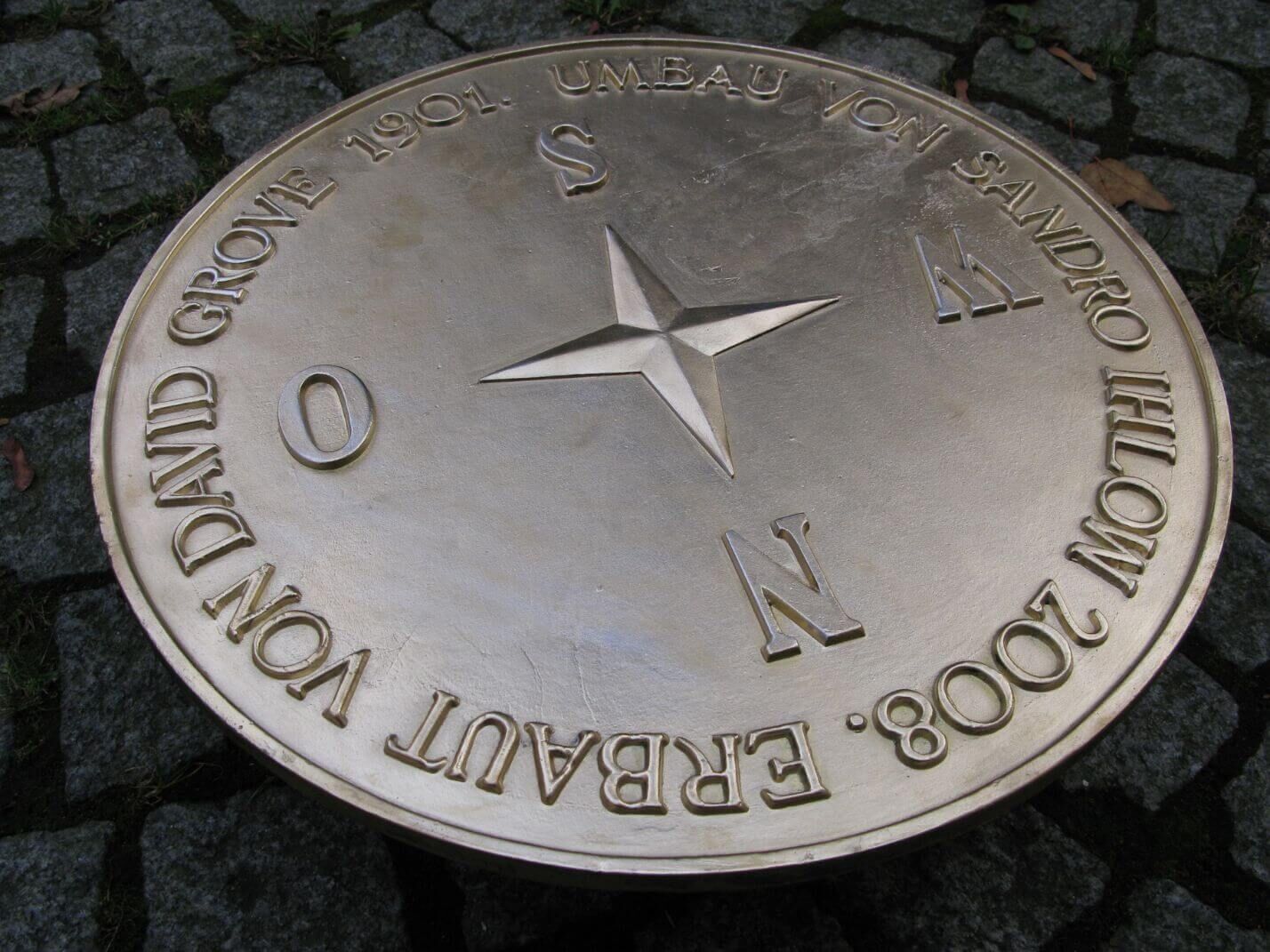 Individuelle Bodeneinlegeplatte aus Messingguss mit Windrose und Inschrift laut Kundenwunsch Individuelle Bodeneinlegeplatte aus Messingguss mit Windrose und Inschrift laut Kundenwunsch