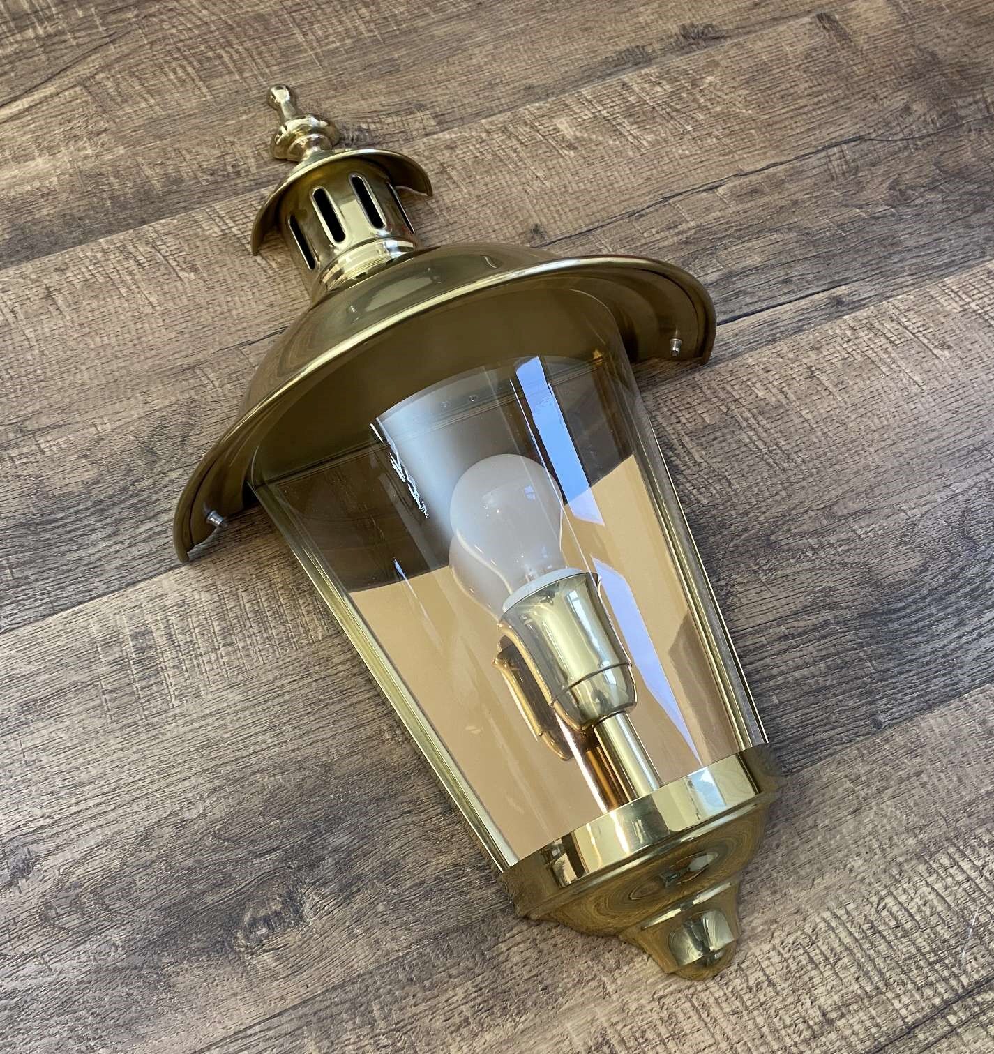 messingleuchte-wandleuchte-wien-1002m-13 Seitenansicht Messing-Wandleuchte Wien