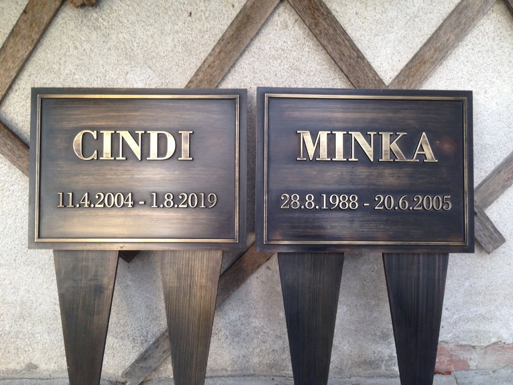 Grabtafel aus patiniertem Messing zum Stecken fuer den Tierfriedhof Grabtafel aus patiniertem Messing zum Stecken fuer den Tierfriedhof