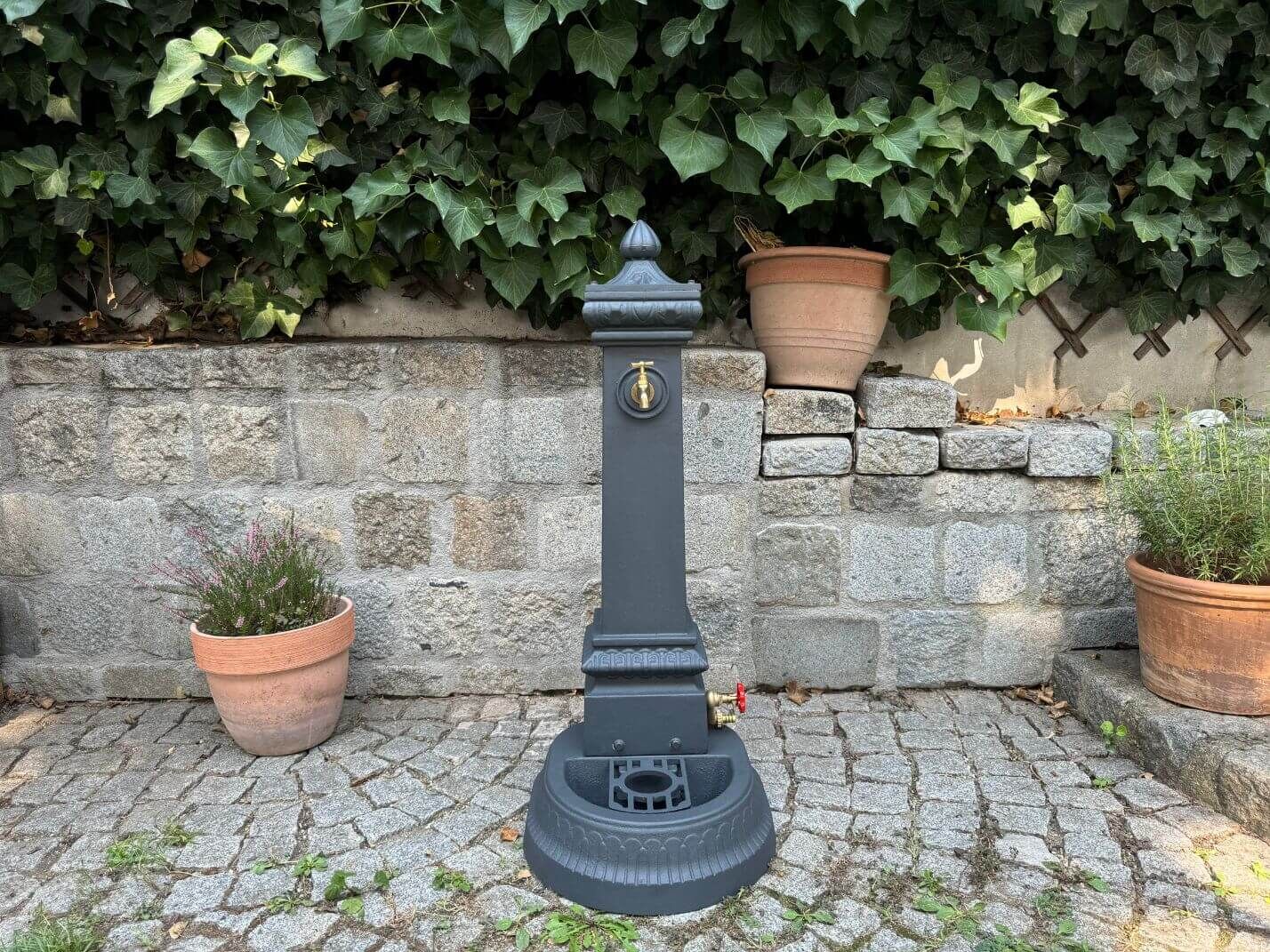 Klassischer Standbrunnen Hohenberg aus Gusseisen