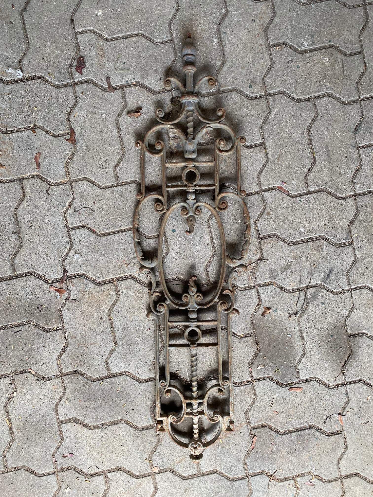 Altbau Stiegenhausgeländer / Geländerelement CP-13V aus Gusseisen - Altbestand