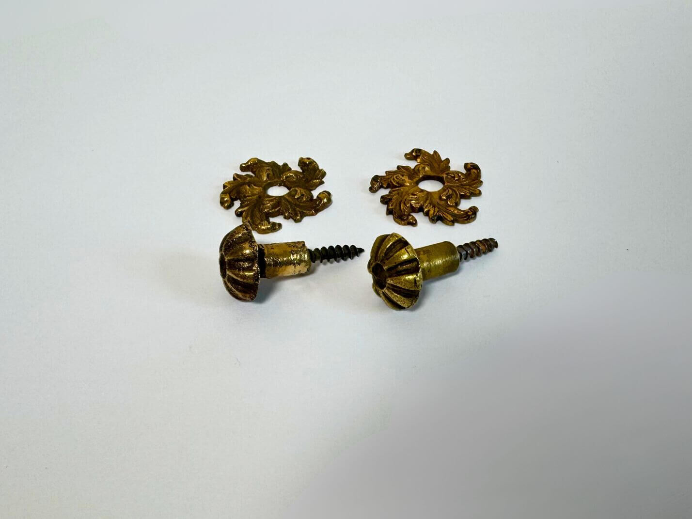 Reproduktion von originaler Zierschraube bzw. Ladenknopf / Moebelknopf inkl. Schraubenabdeckung aus Messingguss Reproduktion von originaler Zierschraube bzw. Ladenknopf / Moebelknopf inkl. Schraubenabdeckung aus Messingguss