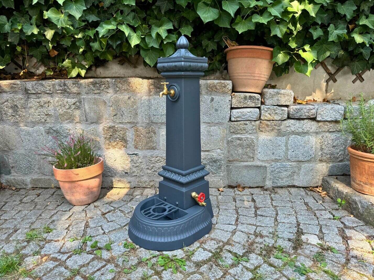 Nostalgischer Gusseisen-Standbrunnen mit seitlichem Gartenschlauchanschluss Nostalgischer Gusseisen-Standbrunnen mit seitlichem Gartenschlauchanschluss