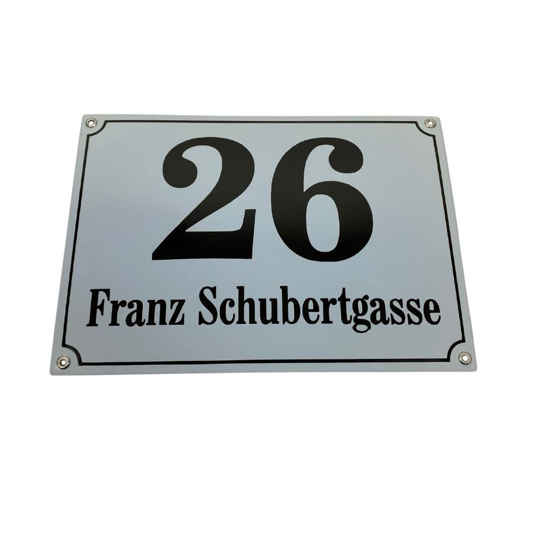 Hausnummernschild aus emailliertem Stahlblech in Weiß-Schwarz Hausnummernschild aus emailliertem Stahlblech in Weiß-Schwarz