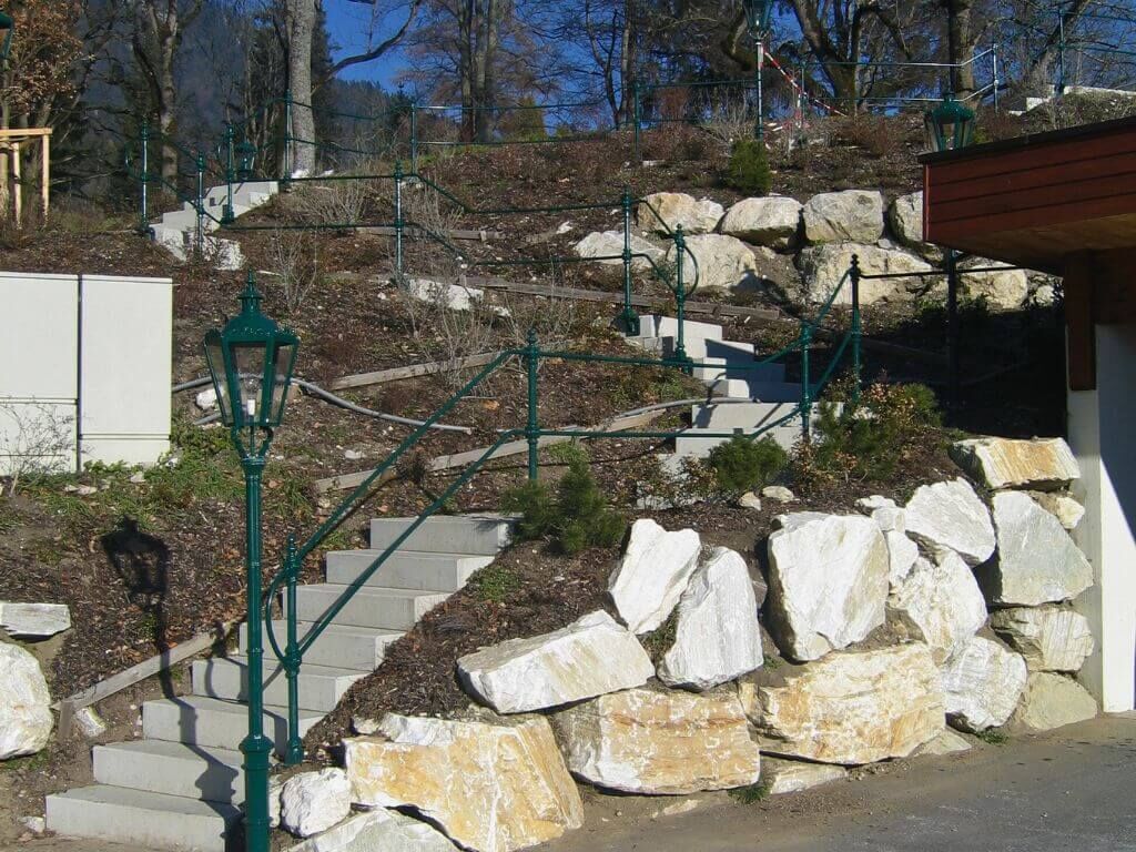 Klassisches Gelaender aus Gusseisen und Standlaterne Stadtpark