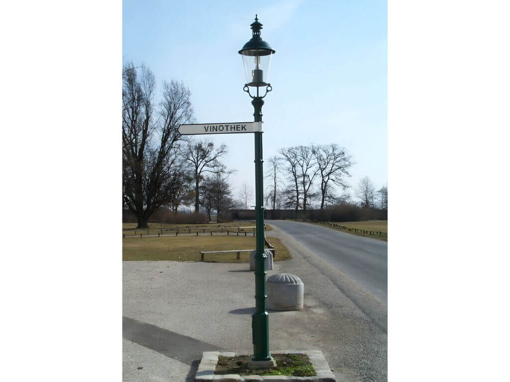 Strassenlaterne mit integriertem Hinweiszeiger Vinothek Strassenlaterne mit integriertem Hinweiszeiger Vinothek