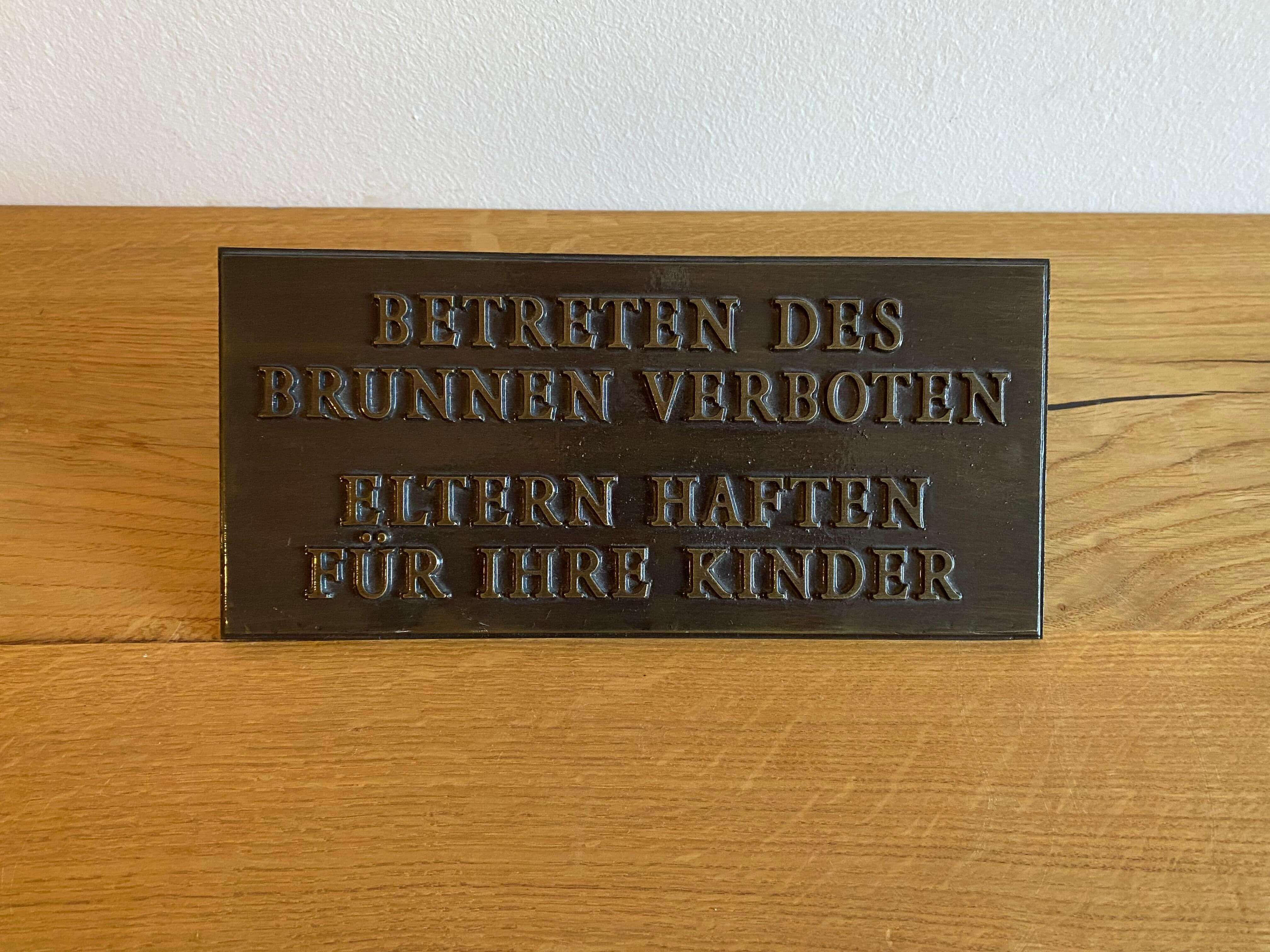 bronzeguss-schild-betreten-verboten-brunnen-2 Hinweisschild "BETRETEN DES BRUNNEN VERBOTEN" - Bronzeguss