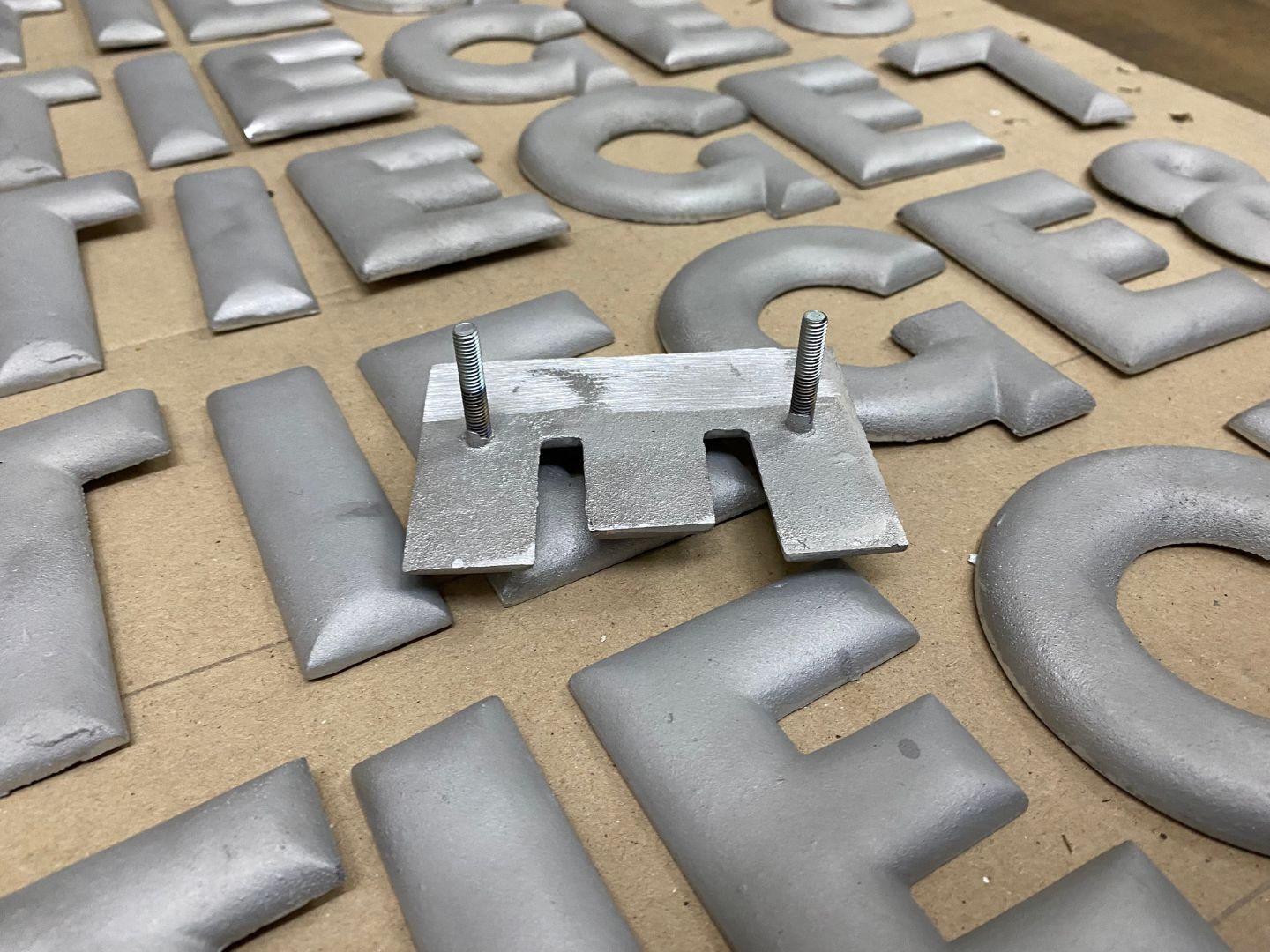 Fassadenbuchstaben "STIEGE" aus Aluminiumguss - Stadt Wien / Wiener Wohnen