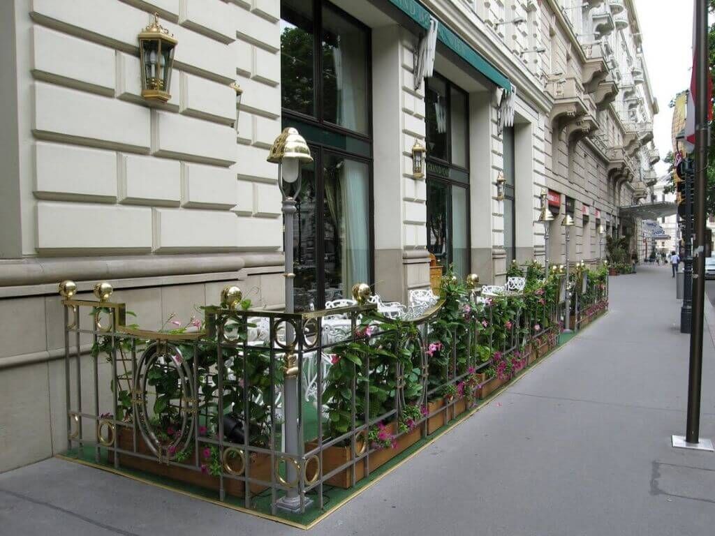 standlaternen-alu-messing-grand_hotel_wien_drab-3 Standlaterne aus Aluminium und Messing im Garten des Grand Hotels