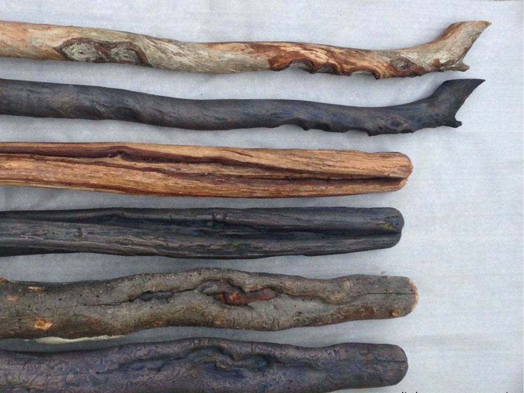 Baumstämme aus Holz und Bronzeguss Baumstämme aus Holz und Bronzeguss