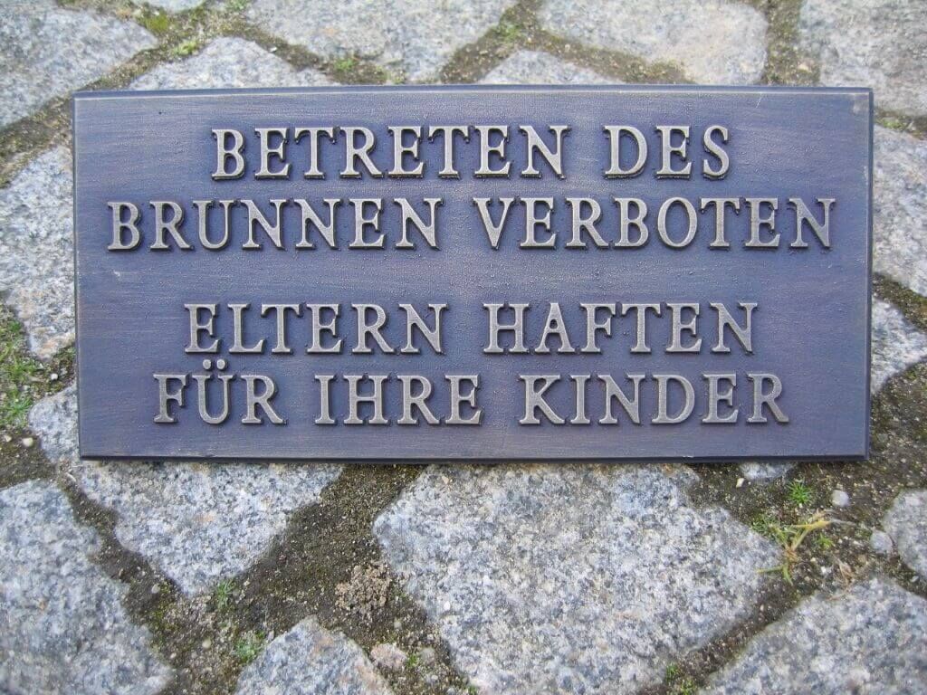 betreten-brunnen-verboten-messing-patiniert-hinweisschild-prater-wurstelbrunnen-drab-189