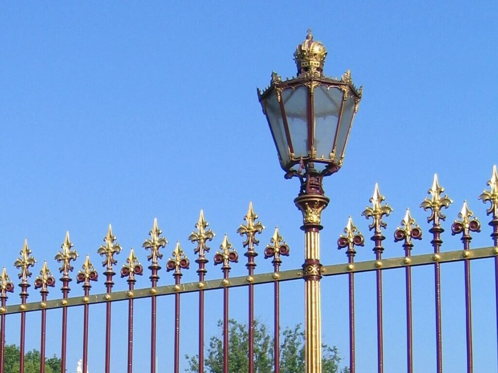 Reproduzierte Zaunspitzen und Zierkronen des historischen Zauns der Hofburg