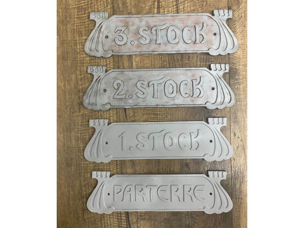 Reproduktion von Jugendstil Stockwerksschildern aus Aluminiumguss Reproduktion von Jugendstil Stockwerksschildern aus Aluminiumguss
