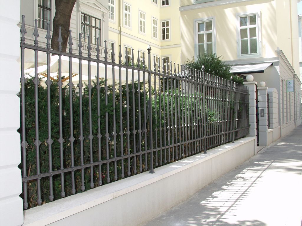 klassischer-zaun-anthrazitgrau-eisenglimmer-mitspitzen-5