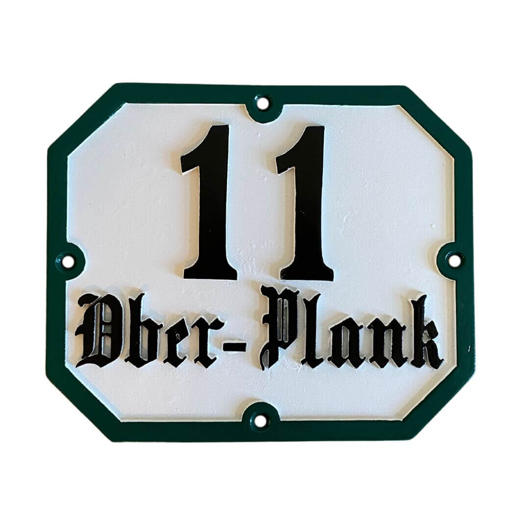 historische Hausnummerntafel "Provinz" aus Aluminiumguss mit Frakturschrift und gruener Umrandung historische Hausnummerntafel "Provinz" aus Aluminiumguss mit Frakturschrift und gruener Umrandung