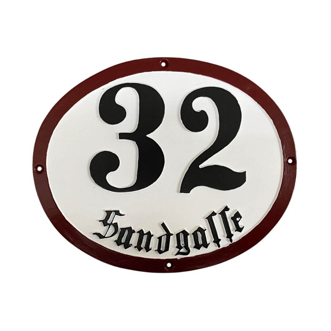 ovale Aluminiumguss Hausnummerntafel Altstadt mit Frakturschrift und weinroter Umrandung ovale Aluminiumguss Hausnummerntafel Altstadt mit Frakturschrift und weinroter Umrandung